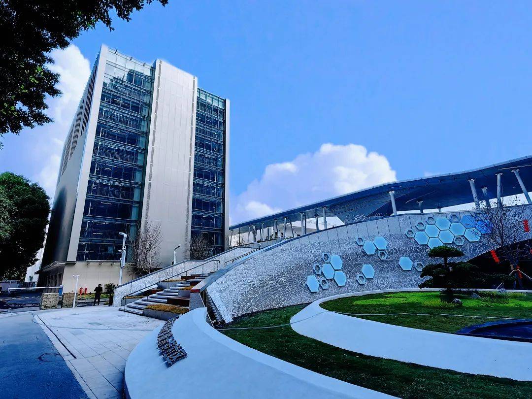 深圳甘泉路近零碳示范區-垂直升降類